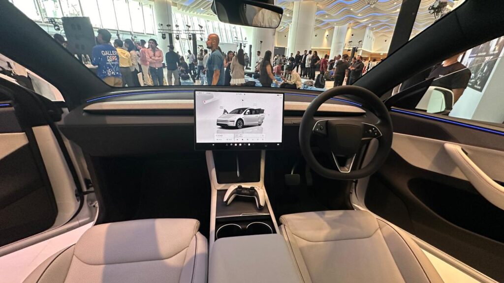 Tesla Model Y L interior 